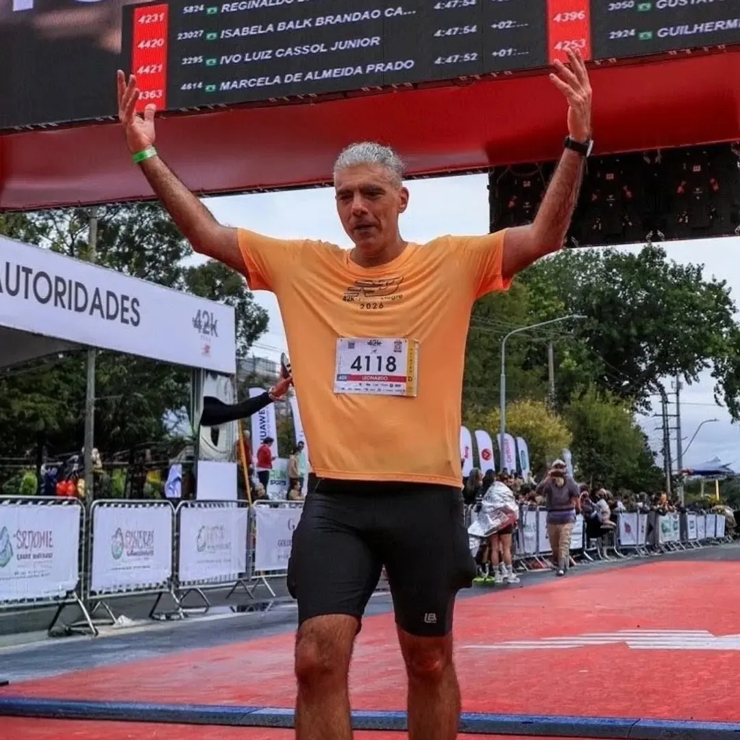 Leonardo Juste comemorando a chegada de uma maratona